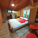 Obiteljski Borovi * ヴィソコ